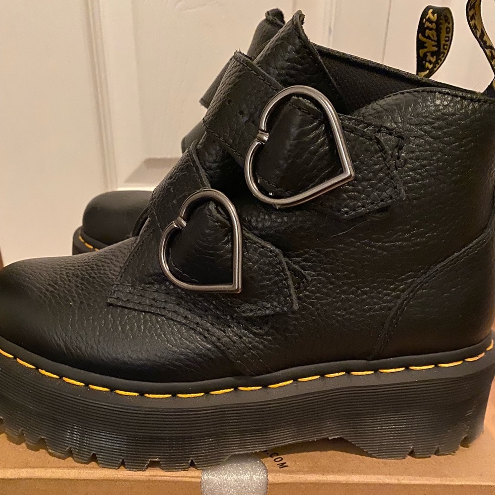 Dr. Martens Devon Heart